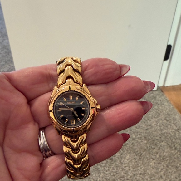 Seiko Accessories - Seiko Luxurious Gold and Black Timepiece
